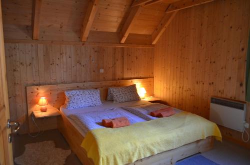 ザンクト・ローレンツェン・オプ・ムーラウにあるFerienhaus Kreischbergの木造キャビン内のベッド1台が備わるベッドルーム1室を利用します。