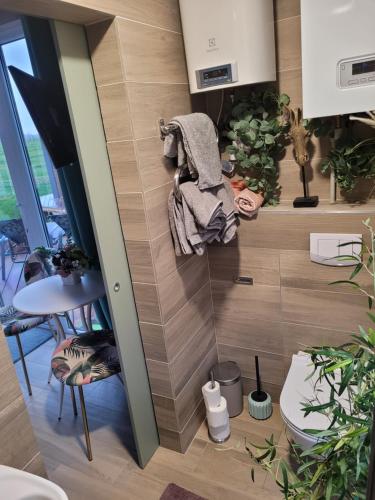 a small room with a wall with wooden tiles at Vaitų Riešutynė - Small shipping container house 