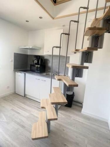 - une cuisine avec des bancs en bois dans l'établissement Atypique T1 Duplex - WIFI .Parking .Proche .Gare, à Saint-Quentin