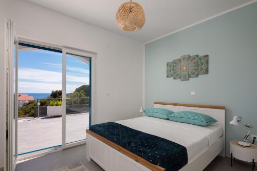 una camera da letto con un letto e una grande finestra di Villa Salacija a Zečevo