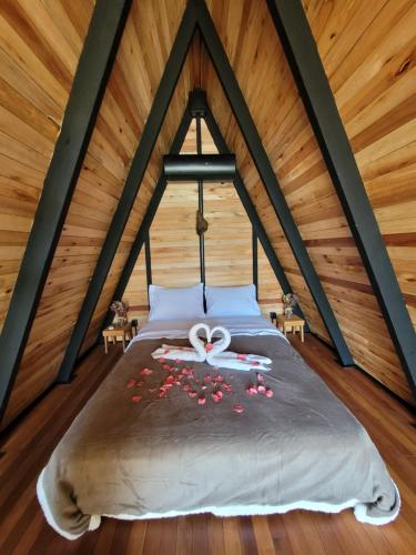 a bed in the middle of a room at Chalé Encanto Do Lago in Urubici