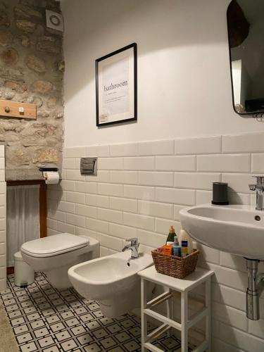y baño con aseo y lavamanos. en Da Agostino, la casa del latte, en Costa di Mezzate
