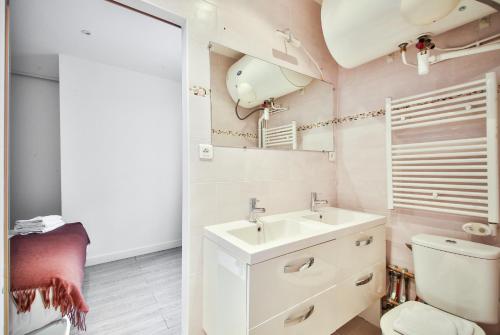 łazienka z umywalką i toaletą w obiekcie 02#Duplex 2Bedrooms#Sèvres Lecourbe#Necker w Paryżu