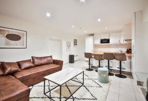 un salon avec un canapé marron et une cuisine dans l'établissement 02#Duplex 2Bedrooms#Sèvres Lecourbe#Necker, à Paris