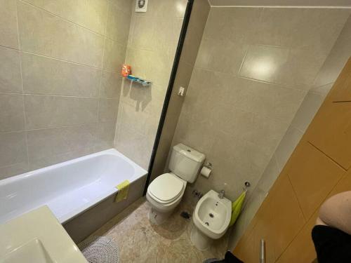 Un baño con bañera, inodoro y lavabo. en Bellísimo departamento de un dormitorio, ubicación inmejorable, en Rosario
