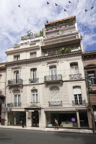 سكن ليوناردو دا فينشي في بوينس آيرس: مبنى ابيض كبير فيه ناس تمشي امامه