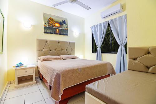 Habitación pequeña con cama y ventana en D'Piero Hotel, en Sosúa