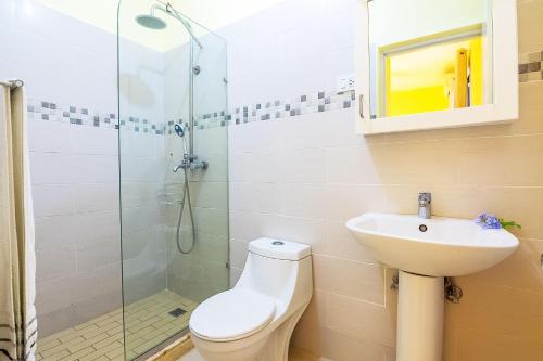 a bathroom with a toilet and a sink and a shower at D'Piero Hotel in Sosúa