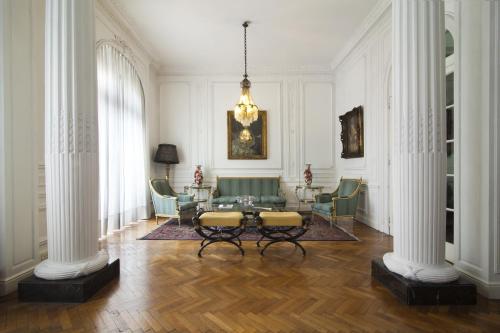 sala de estar con mesa y sillas en Leonardo Da Vinci Residence en Buenos Aires