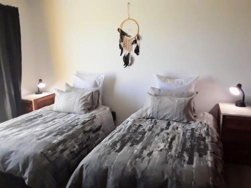 מיטה או מיטות בחדר ב-Three Little Bird's House
