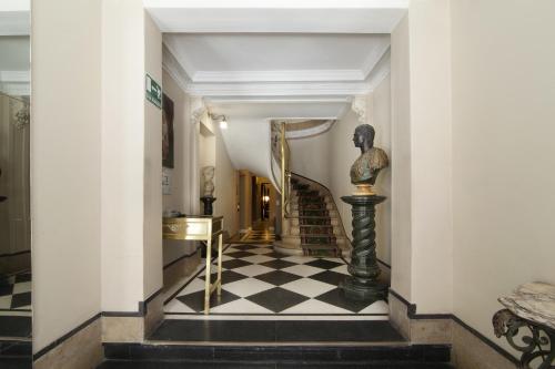 un corridoio con pavimento a scacchi in bianco e nero di Leonardo Da Vinci Residence a Buenos Aires