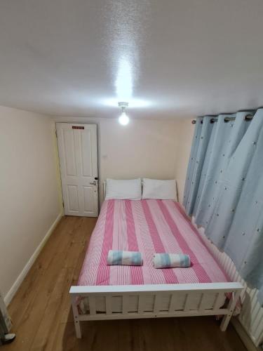 ein großes Bett in einem Zimmer mit einer rosa Matratze in der Unterkunft Velvet in Whetstone