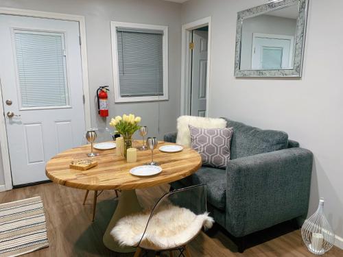 una sala de estar con una mesa y un sofá en SALE!! Brick City Bungalow 20 mins from NYC!!, en Newark