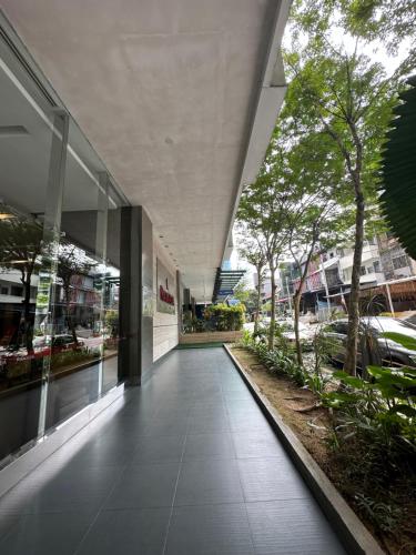 吉隆坡的住宿－One @ bukit Ceylon Kuala Lumpur City Center, Bukit Bintang，一座有树的建筑的空走廊