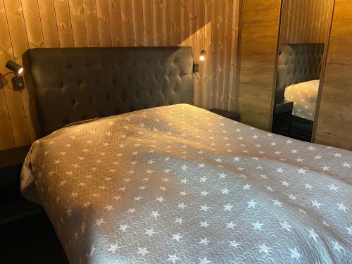 a bedroom with a bed with a bedspread with stars at New apartment, Gausta in Rjukan. Ski in/ ski out in Rjukan