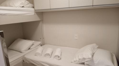 a small room with two bunk beds with towels at Apart Hotel Vista Azul - hospedagem nas montanhas in Domingos Martins