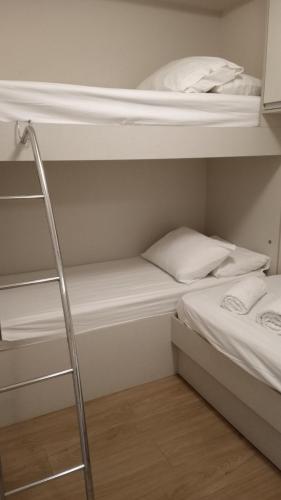 a room with two bunk beds and a ladder at Apart Hotel Vista Azul - hospedagem nas montanhas in Domingos Martins
