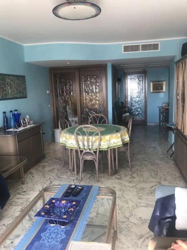 un salon avec une table et une salle à manger dans l'établissement APPARTAMENTO GRANDE E COMODO, TERRAZZO VISTA MARE, à Menton