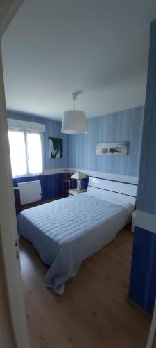 - une chambre avec un grand lit blanc dans l'établissement COSYMEDOC, à Le Pian-Médoc