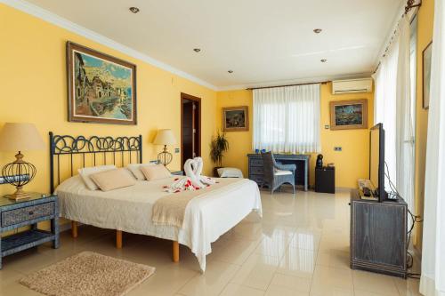 HOTEL La Estrella del Mediterráneo في رودا دي بارا: غرفة نوم مع سرير وغرفة معيشة