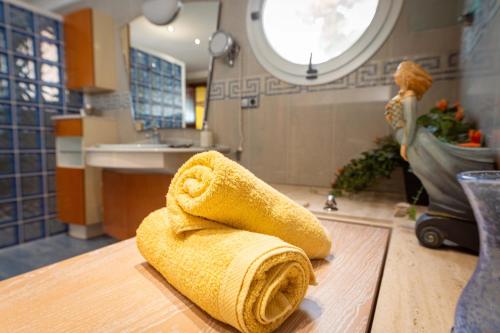 una toalla amarilla en la parte superior de la barra del baño en HOTEL La Estrella del Mediterráneo, en Roda de Bará