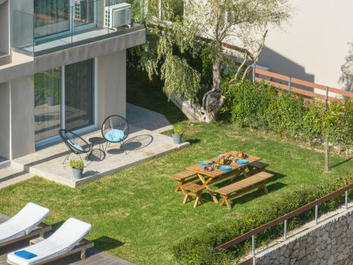 a backyard with a picnic table and chairs at ANATOLI VILLAS in Nikiana