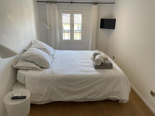 ニースにあるHomelivia, Lovely One bedroom flat Place GARIBALDI et PORTのベッドルーム1室(白いベッド1台、タオル付)