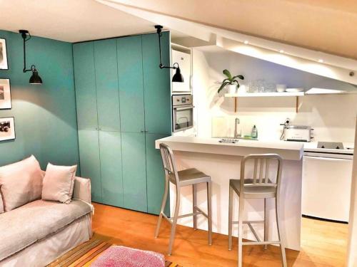 une cuisine avec une table et des chaises dans une pièce dans l'établissement Homelivia, Lovely One bedroom flat Place GARIBALDI et PORT, à Nice