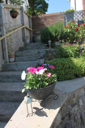 Κήπος έξω από το Hideaway between Coast and Moors in a beautiful Village apartment