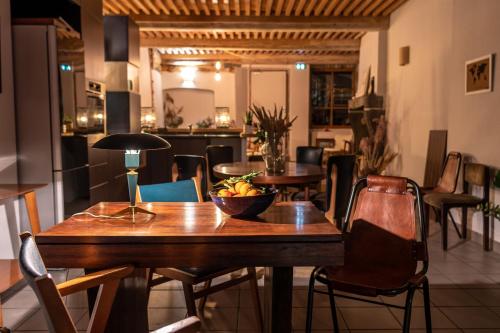 Orcet的住宿－Maison Georges Couthon，用餐室,配有一张桌子,上面放着一碗水果