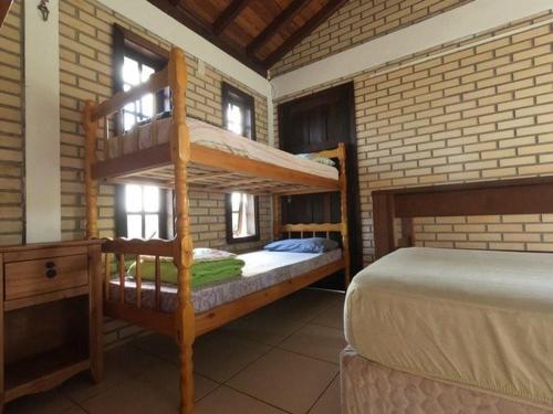 Giường tầng trong phòng chung tại Paraíso Hostel Praia do Rosa