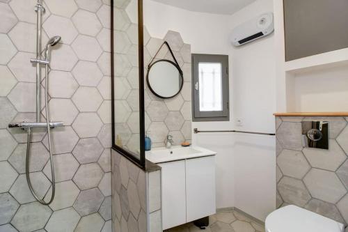 une salle de bain avec douche et lavabo dans l'établissement La Paillotte entre Lac Marin et Mer, au Barcarès