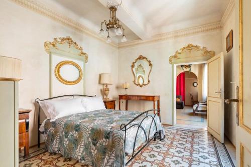 En eller flere senge i et værelse på Central Elegant Apartment - Liberty House