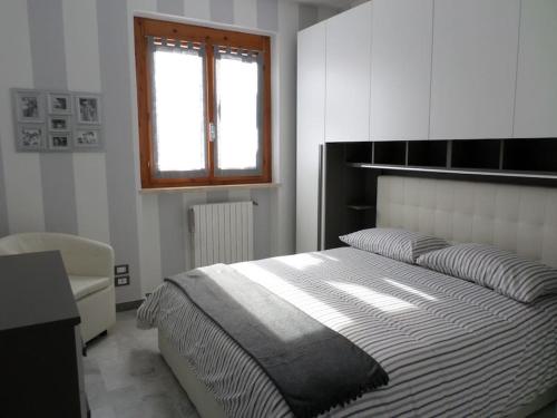 um quarto com uma cama, uma secretária e uma janela em La Perla dei Trabocchi em San Vito Chietino