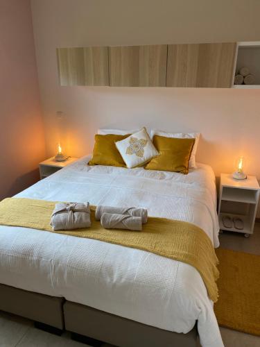 a bedroom with a large bed with two towels on it at Vakantiestudio Ouanaïo in Zedelgem