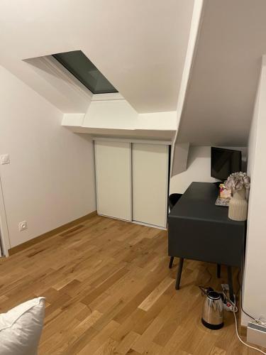 Zimmer mit einem Bett und einem Schreibtisch im Dachgeschoss in der Unterkunft Chambre à Saint-Mandé entièrement refait à neuf in Saint-Mandé