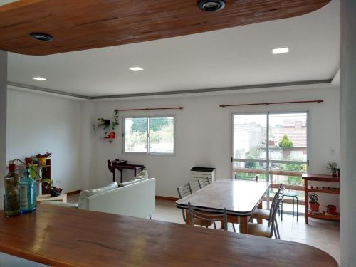 comedor con mesa y sillas en Nuestra Casa en el Mar en Mar de Ajó