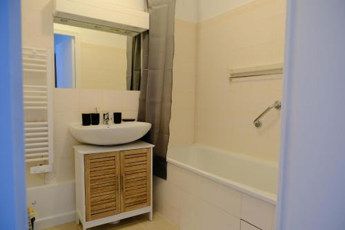 a bathroom with a sink and a shower and a tub at CALYPSO- Grand T3 - Arrivée Autonome - Parking & Wifi gratuit in Melun