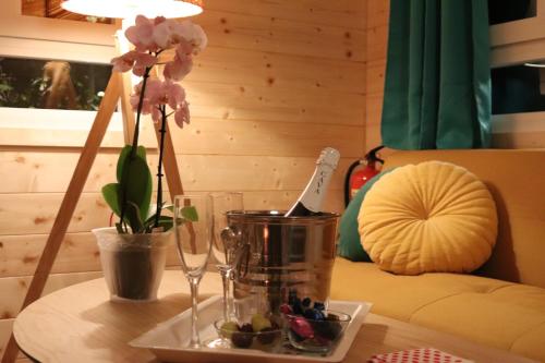 a table with a vase with flowers in a blender at De Rafael Cabañas de Madera in Venturada