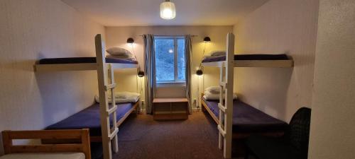 Ένα ή περισσότερα κρεβάτια σε δωμάτιο στο Hassela Vandrarhem