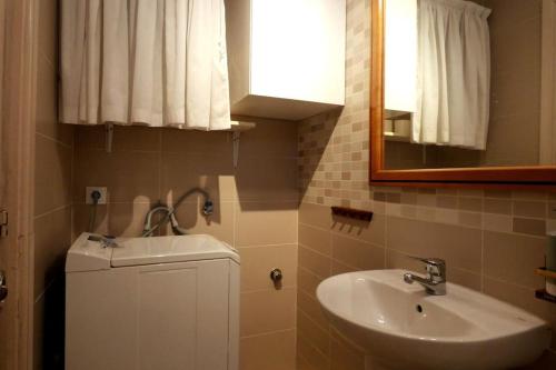 Koupelna v ubytování Apartment with large terrace, 10 meters from Playa de las Burras
