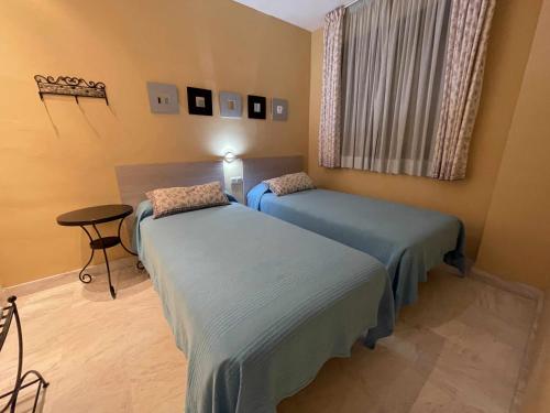 Postel nebo postele na pokoji v ubytování E2 equipado en Playa Granada con terraza de 11m2