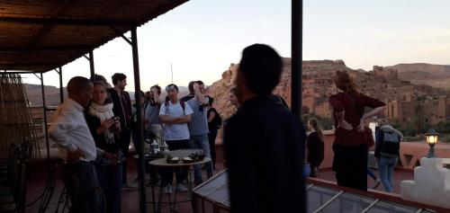 a group of people standing on top of a roof at La Fibule D'or in Aït Ben Haddou