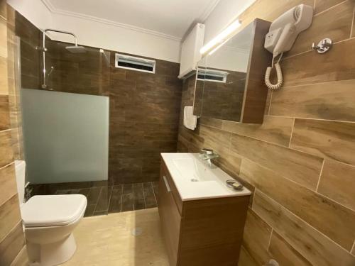 Near sea / Airport, Queen size bed, Fireplace