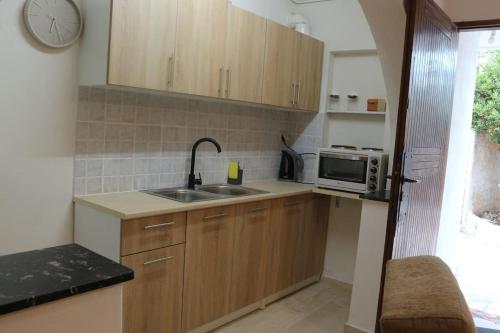 Near sea / Airport, Queen size bed, Fireplace