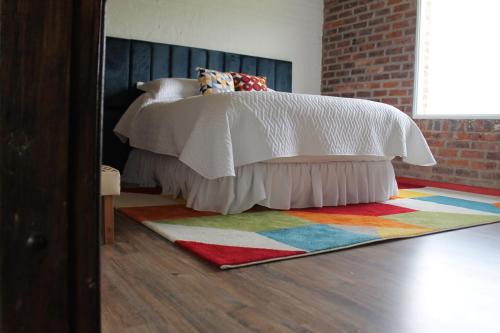 a bedroom with a bed and a colorful rug at Villa La F in Guasca