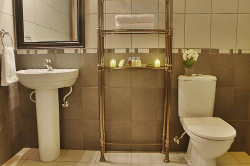 a bathroom with a toilet and a sink at Costa Esmeralda Village in Palm-Eagle Beach