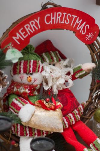 a christmas sign with two teddy bears on a basket at Hotel Andes de Urubamba in Urubamba