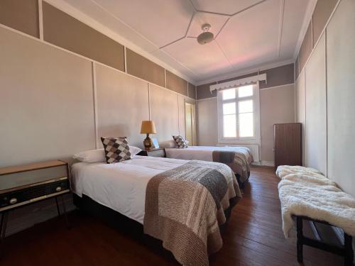 a bedroom with two beds and a window at Estancia Río Penitente in Villa Tehuelche 