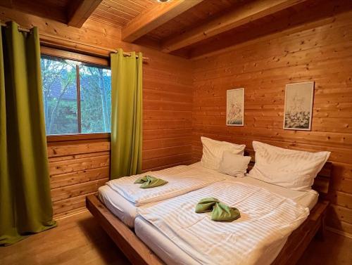 sypialnia z łóżkiem z dwoma zielonymi ręcznikami w obiekcie Skigebiete Stuhleck und Semmering,Wandergebiete Schneeberg und Rax w mieście Neunkirchen